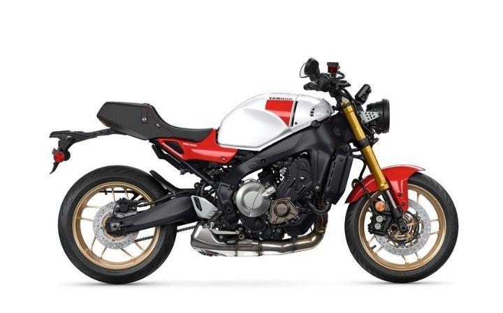 YAMAHA XSR900 Caratteristiche del Modello Moto: Tork:93nm., Güç:119hp, Peso:193, Velocità Massima:250, Capacità del Serbatoio: 14, Consumo di Carburante: 6, Numero di Cilindri:3, Numero di Valvole: 12