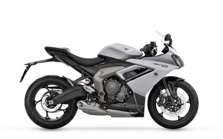 TRIUMPH Daytona 660 Caratteristiche del Modello Moto: Tork:69nm., Güç:93.6hp, Peso:200, Velocità Massima:220, Capacità del Serbatoio: 14, Consumo di Carburante: 5.5, Numero di Cilindri:3, Numero di Valvole: 12