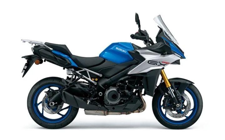 Suzuki GSX S1000GX Modello di motocicletta Specifiche: Coppia:106nm., Potenza:152hp, Peso:232, Velocità massima:260, Capacità serbatoio: 19, Consumo carburante: 6.7, Numero cilindri:4, Numero valvole: 16