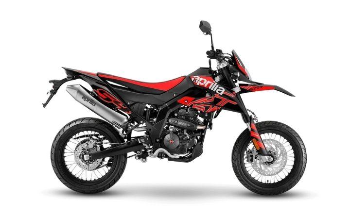 Aprilia SX 125 Caratteristiche del Modello Moto: Tork:11.2nm., Güç:14.7hp, Peso:134, Velocità Massima:120, Capacità del Serbatoio: 7, Consumo di Carburante: 3, Numero di Cilindri:1, Numero di Valvole: 4