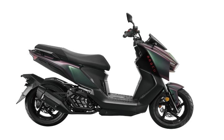 SYM MMBCU 158 Modello di motocicletta Specifiche: Coppia:16nm., Potenza:15hp, Peso:135, Velocità massima:130, Capacità serbatoio: 7.4, Consumo carburante: 3.2, Numero cilindri:1, Numero valvole: 4