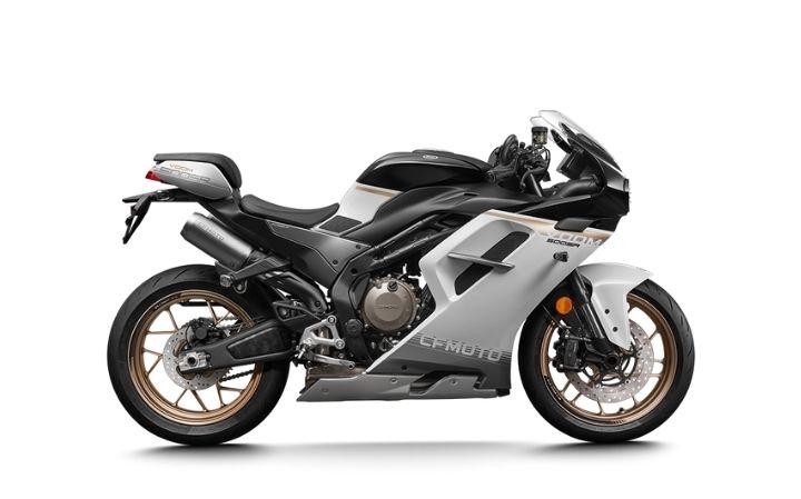 CF MOTO 500SR VOOM Caratteristiche del Modello Moto: Tork:49nm., Güç:78hp, Peso:194, Velocità Massima:239, Capacità del Serbatoio: 15.5, Consumo di Carburante: 5, Numero di Cilindri:4, Numero di Valvole: 16