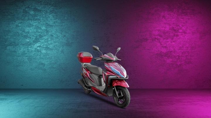 YUKI CRYPTO 125 Özellikleri, 125cc motor hacmi, 9.1hp güç, 9.5nm tork, 105kg ağırlık, disk fren sistemi, 82cm yükseklikte sele, 90/90-12 ön ve 3.5/10 arka lastikler, ful LED aydınlatma, hava soğutmalı motor, scooter tipi, 85km/saat maksimum hız, 7 litre yakıt kapasitesi, 3.2 litre yakıt tüketimi, tek silindir ve 2 subaplı motor yapısıyla üstün performans, ekonomi ve konforu uygun bir fiyatla sunuyor.