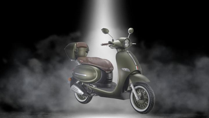 ARORA CAPPUCINO Özellikleri S125, 8.5hp gücü ve 7.7nm torkuyla, 125cc motor hacmi ve sadece 107kg ağırlığıyla dikkat çekiyor. Ön disk fren ve arka kampana freni, 75cm yüksekliğindeki sele, 120/70-12 lastikler, ful led aydınlatma donanımı ve hava soğutmalı motoruyla bu scooter motosiklet, 100km/saate kadar ulaşabilen top hızı ve 5 litrelik yakıt kapasitesiyle kullanıcılarına tasarruf ve güç sunuyor. Tek silindir, 2 subaplı motoru sayesinde, ARORA CAPPUCINO S125, sürücülere hem şehir içi hem de şehir dışı sürüşlerde eşsiz bir deneyim sunuyor. Fiyatıyla da rekabetçi olan bu motosiklet, güç ve konforu mükemmel bir şekilde bir araya getiriyor.