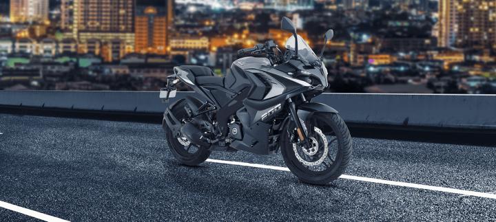 Bajaj Pulsar RS 200, güçlü bir 200cc motorla donatılmış, 24.4hp güce sahip bir süpersport motosiklettir. Ağırlığı 154kg olan bu motosiklet, ön ve arka ABS frenleri, yüksek sele yüksekliği, ful LED aydınlatma ve sıvı soğutma ile öne çıkar. Tek silindirli motoru ve 4 subaplı yapısı ile 146km/s'lik top speed'e ulaşabilirken, 13 litrelik yakıt kapasitesi sayesinde uzun sürüşlerde yakıt verimliliği sağlar. Özel süspansiyon sistemi, konforlu bir sürüş sunar.