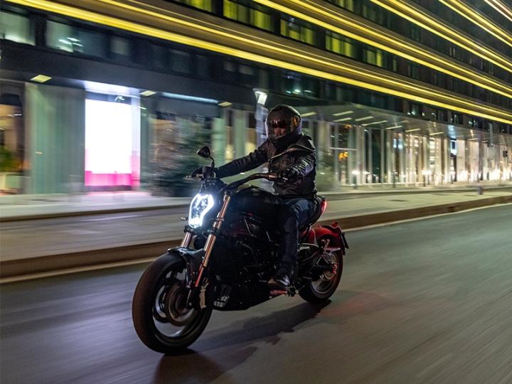 Benelli 502-C Özellikleri : , güçlü motoru, şık tasarımı ve yüksek performansı ile dikkat çeken bir motosiklettir. Ön ve arka disk frenleri ABS ile birleştirilmiş, güvenli sürüş sağlar. Sıvı soğutmalı motoru ile 175km/h'lik maksimum hız sunar. 21.5 litrelik yakıt kapasitesi, uzun yolculuklar için idealdir ve çift silindirli yapısı ile güçlü bir performans sunar. Hız tutkunları ve şıklığa önem verenler için mükemmel bir tercihtir.