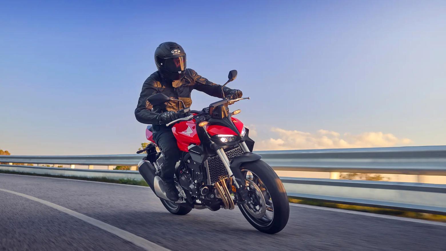 2025 Honda CB1000 Hornet Motosiklet Özellikleri : 2025 Honda CB1000 Hornet 151hp Güç, 104nm. Tork, 260km/h Top Speed, 1000cc Motor Hacmi,  Fiyat : 8999TL Fiyat, , 211kg Ağırlık, Anteriore: pinza freno Nissin a quattro pistoncini con attacco radiale, doppio disco flottante da 310 mm Posteriore: pinza Nissin a pistoncino singolo, disco singolo da 240 mm Fren, Anteriore: 120/70ZR17M/C (58W) Posteriore: 180/55ZR17M/C (73W)