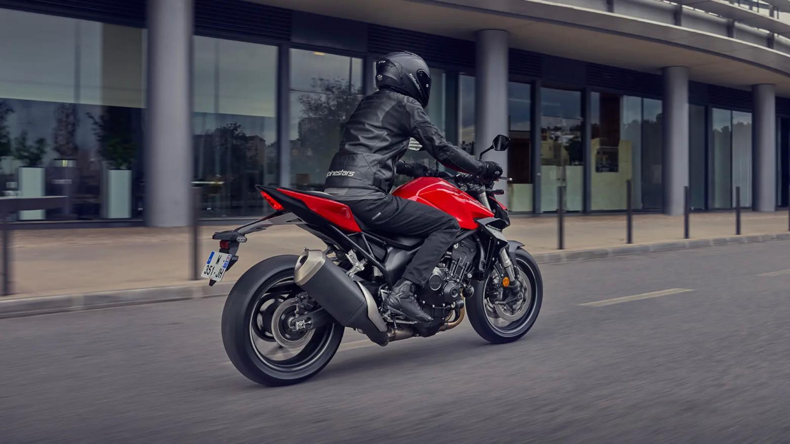 2025 Honda CB1000 Hornet Motosiklet Özellikleri : 2025 Honda CB1000 Hornet 151hp Güç, 104nm. Tork, 260km/h Top Speed, 1000cc Motor Hacmi,  Fiyat : 8999TL Fiyat, , 211kg Ağırlık, Anteriore: pinza freno Nissin a quattro pistoncini con attacco radiale, doppio disco flottante da 310 mm Posteriore: pinza Nissin a pistoncino singolo, disco singolo da 240 mm Fren, Anteriore: 120/70ZR17M/C (58W) Posteriore: 180/55ZR17M/C (73W)