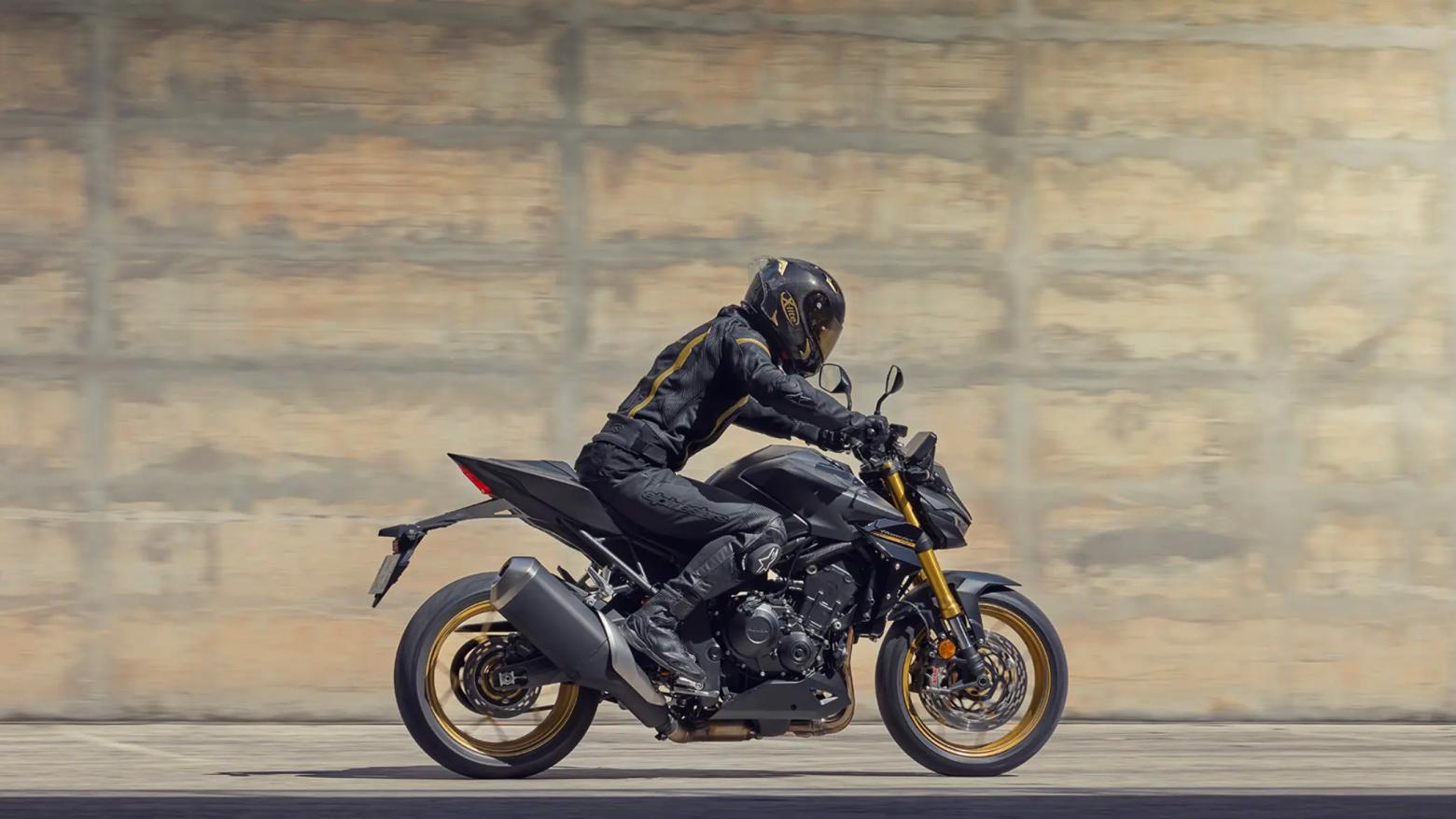 2025 Honda CB1000 Hornet SP Motosiklet Özellikleri : 2025 Honda CB1000 Hornet SP 157.7hp Güç, 107nm. Tork, 260km/h Top Speed, 1000cc Motor Hacmi,  Fiyat : 9999TL Fiyat, , 212kg Ağırlık, Anteriore: pinza freno Nissin a quattro pistoncini con attacco radiale, doppio disco flottante da 310 mm Posteriore: pinza Nissin a pistoncino singolo, disco singolo da 240 mm Fren, Anteriore: 120/70ZR17M/C (58W) Posteriore: 180/55ZR17M/C (73W)