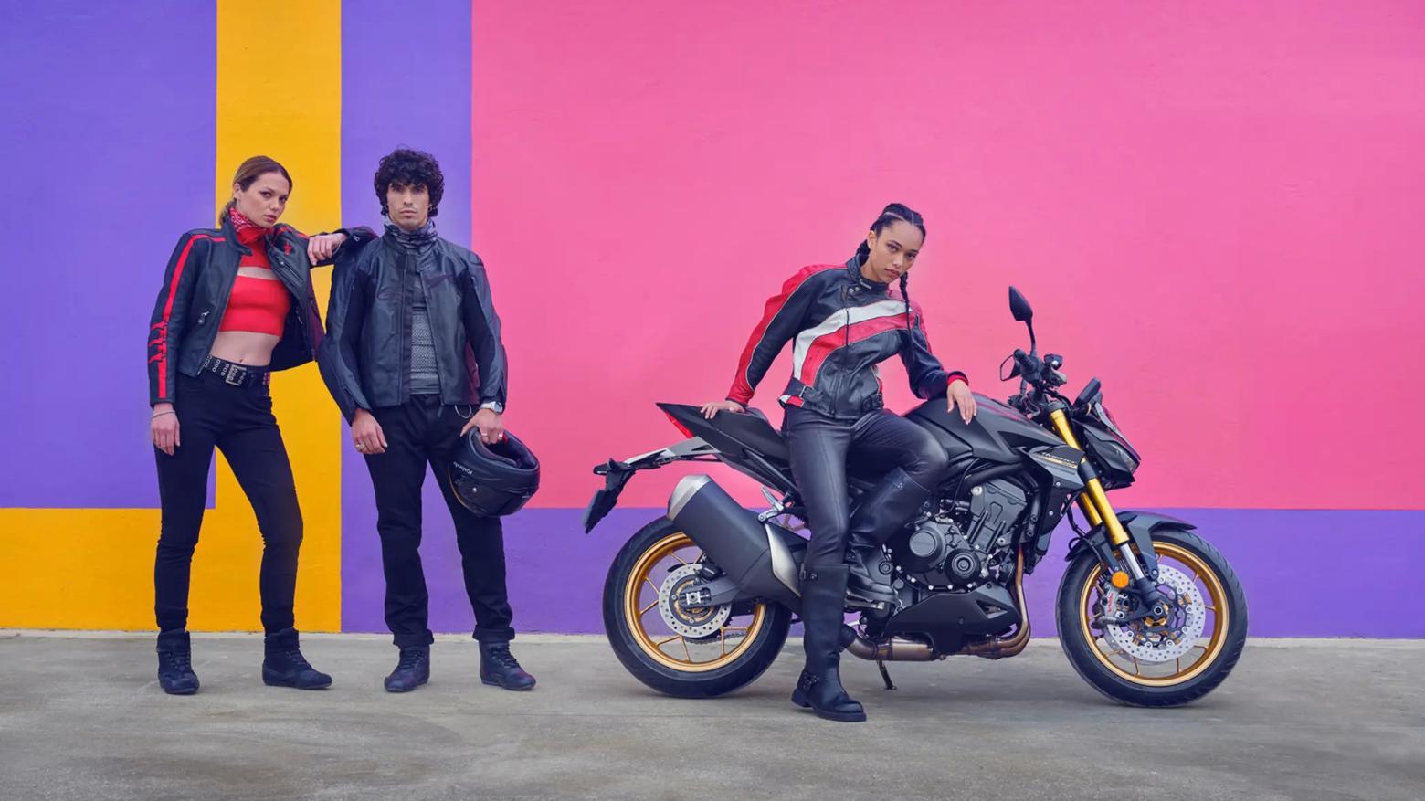 2025 Honda CB1000 Hornet SP Motosiklet Özellikleri : 2025 Honda CB1000 Hornet SP 157.7hp Güç, 107nm. Tork, 260km/h Top Speed, 1000cc Motor Hacmi,  Fiyat : 9999TL Fiyat, , 212kg Ağırlık, Anteriore: pinza freno Nissin a quattro pistoncini con attacco radiale, doppio disco flottante da 310 mm Posteriore: pinza Nissin a pistoncino singolo, disco singolo da 240 mm Fren, Anteriore: 120/70ZR17M/C (58W) Posteriore: 180/55ZR17M/C (73W)