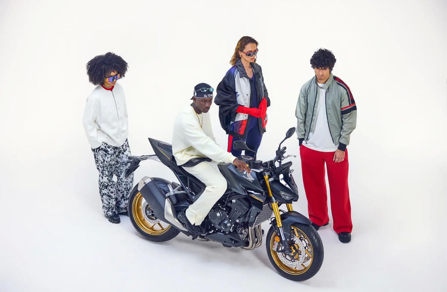 2025 Honda CB1000 Hornet SP Motosiklet Özellikleri : 2025 Honda CB1000 Hornet SP 157.7hp Güç, 107nm. Tork, 260km/h Top Speed, 1000cc Motor Hacmi,  Fiyat : 9999TL Fiyat, , 212kg Ağırlık, Anteriore: pinza freno Nissin a quattro pistoncini con attacco radiale, doppio disco flottante da 310 mm Posteriore: pinza Nissin a pistoncino singolo, disco singolo da 240 mm Fren, Anteriore: 120/70ZR17M/C (58W) Posteriore: 180/55ZR17M/C (73W)