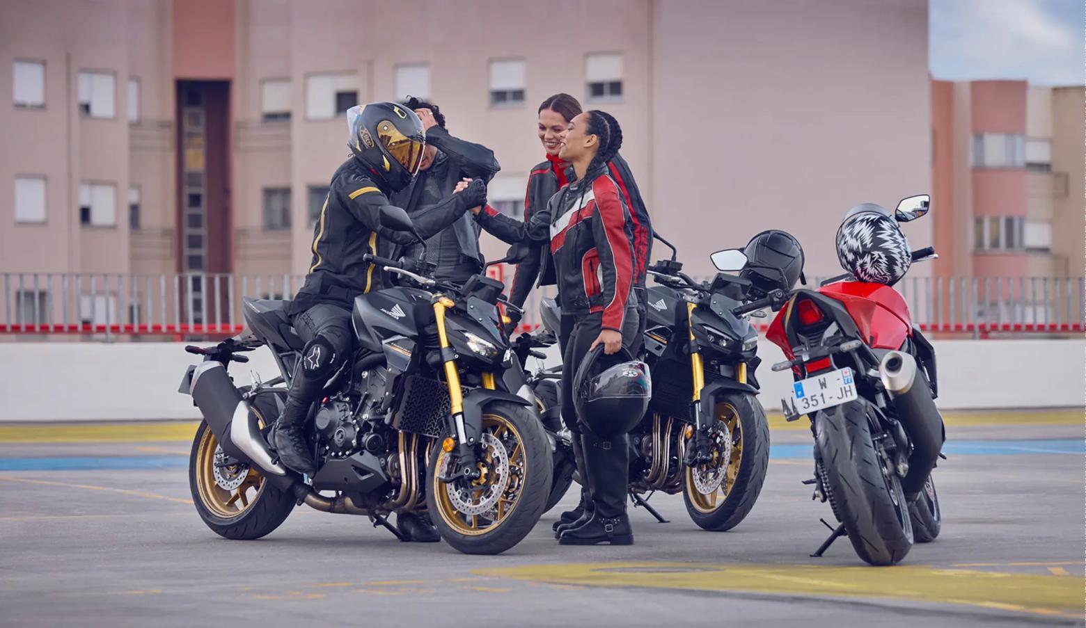 2025 Honda CB1000 Hornet SP Motosiklet Özellikleri : 2025 Honda CB1000 Hornet SP 157.7hp Güç, 107nm. Tork, 260km/h Top Speed, 1000cc Motor Hacmi,  Fiyat : 9999TL Fiyat, , 212kg Ağırlık, Anteriore: pinza freno Nissin a quattro pistoncini con attacco radiale, doppio disco flottante da 310 mm Posteriore: pinza Nissin a pistoncino singolo, disco singolo da 240 mm Fren, Anteriore: 120/70ZR17M/C (58W) Posteriore: 180/55ZR17M/C (73W)