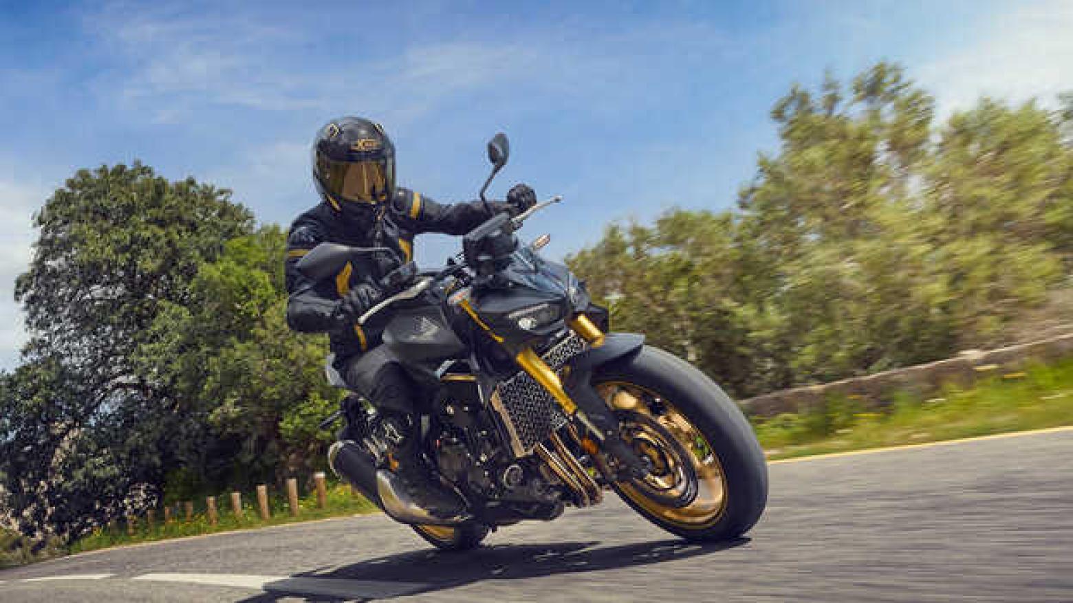 2025 Honda CB1000 Hornet SP Motosiklet Özellikleri : 2025 Honda CB1000 Hornet SP 157.7hp Güç, 107nm. Tork, 260km/h Top Speed, 1000cc Motor Hacmi,  Fiyat : 9999TL Fiyat, , 212kg Ağırlık, Anteriore: pinza freno Nissin a quattro pistoncini con attacco radiale, doppio disco flottante da 310 mm Posteriore: pinza Nissin a pistoncino singolo, disco singolo da 240 mm Fren, Anteriore: 120/70ZR17M/C (58W) Posteriore: 180/55ZR17M/C (73W)