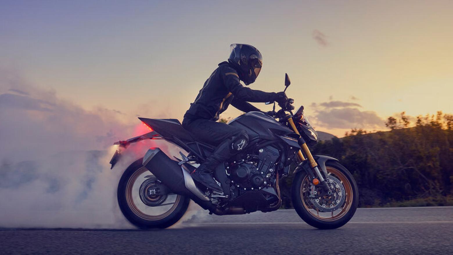 2025 Honda CB1000 Hornet SP Motosiklet Özellikleri : 2025 Honda CB1000 Hornet SP 157.7hp Güç, 107nm. Tork, 260km/h Top Speed, 1000cc Motor Hacmi,  Fiyat : 9999TL Fiyat, , 212kg Ağırlık, Anteriore: pinza freno Nissin a quattro pistoncini con attacco radiale, doppio disco flottante da 310 mm Posteriore: pinza Nissin a pistoncino singolo, disco singolo da 240 mm Fren, Anteriore: 120/70ZR17M/C (58W) Posteriore: 180/55ZR17M/C (73W)