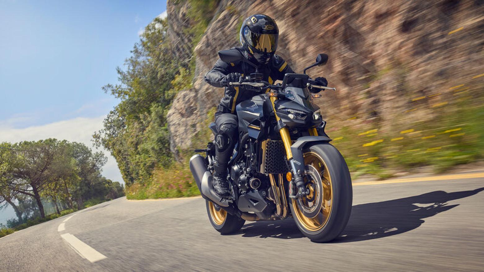 2025 Honda CB1000 Hornet SP Motosiklet Özellikleri : 2025 Honda CB1000 Hornet SP 157.7hp Güç, 107nm. Tork, 260km/h Top Speed, 1000cc Motor Hacmi,  Fiyat : 9999TL Fiyat, , 212kg Ağırlık, Anteriore: pinza freno Nissin a quattro pistoncini con attacco radiale, doppio disco flottante da 310 mm Posteriore: pinza Nissin a pistoncino singolo, disco singolo da 240 mm Fren, Anteriore: 120/70ZR17M/C (58W) Posteriore: 180/55ZR17M/C (73W)