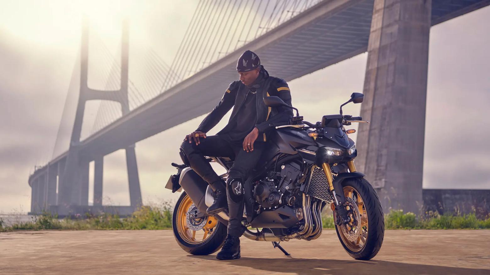 2025 Honda CB1000 Hornet SP Motosiklet Özellikleri : 2025 Honda CB1000 Hornet SP 157.7hp Güç, 107nm. Tork, 260km/h Top Speed, 1000cc Motor Hacmi,  Fiyat : 9999TL Fiyat, , 212kg Ağırlık, Anteriore: pinza freno Nissin a quattro pistoncini con attacco radiale, doppio disco flottante da 310 mm Posteriore: pinza Nissin a pistoncino singolo, disco singolo da 240 mm Fren, Anteriore: 120/70ZR17M/C (58W) Posteriore: 180/55ZR17M/C (73W)