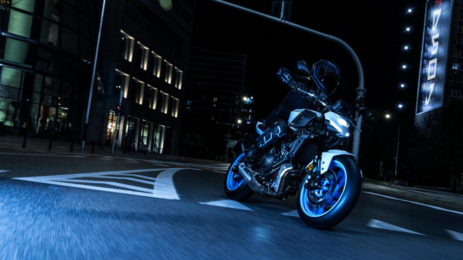 2025 Yamaha MT-07 Y-AMT Motosiklet Özellikleri : 2025 Yamaha MT-07 Y-AMT 73.4hp Güç, 68nm. Tork, 220km/h Top Speed, 700cc Motor Hacmi,  Fiyat : Henüz Ülkemiz de Fiyatı Belli Değil, , 186kg Ağırlık, Anteriore: Disco doppio, Ø 298 mm - Posteriore : Disco idraulico, Ø 245 mm Fren, Anteriore 120/70 ZR17M/C (58W) Tubeless - Posteriore : 180/55 ZR17M/C (73W) Tubeless