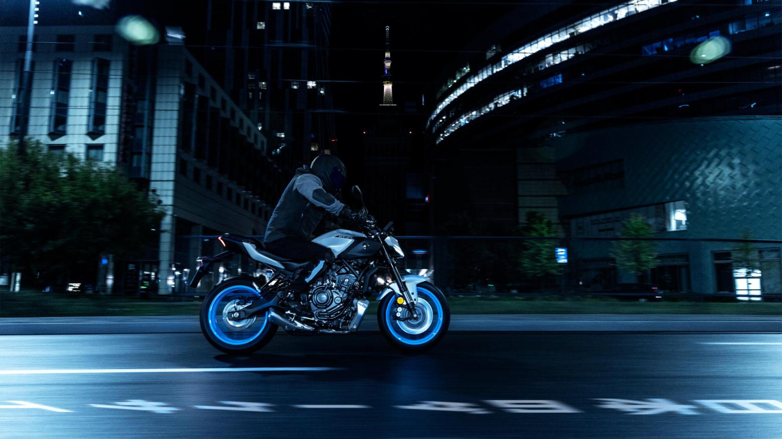 2025 Yamaha MT-07 Y-AMT Motosiklet Özellikleri : 2025 Yamaha MT-07 Y-AMT 73.4hp Güç, 68nm. Tork, 220km/h Top Speed, 700cc Motor Hacmi,  Fiyat : Henüz Ülkemiz de Fiyatı Belli Değil, , 186kg Ağırlık, Anteriore: Disco doppio, Ø 298 mm - Posteriore : Disco idraulico, Ø 245 mm Fren, Anteriore 120/70 ZR17M/C (58W) Tubeless - Posteriore : 180/55 ZR17M/C (73W) Tubeless
