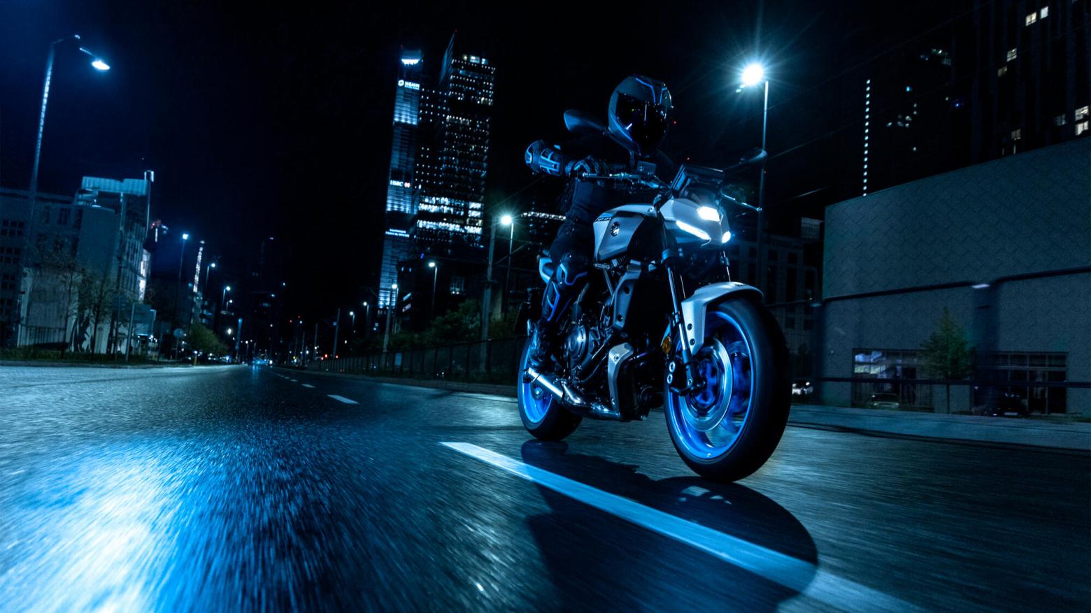 2025 Yamaha MT-07 Y-AMT Motosiklet Özellikleri : 2025 Yamaha MT-07 Y-AMT 73.4hp Güç, 68nm. Tork, 220km/h Top Speed, 700cc Motor Hacmi,  Fiyat : Henüz Ülkemiz de Fiyatı Belli Değil, , 186kg Ağırlık, Anteriore: Disco doppio, Ø 298 mm - Posteriore : Disco idraulico, Ø 245 mm Fren, Anteriore 120/70 ZR17M/C (58W) Tubeless - Posteriore : 180/55 ZR17M/C (73W) Tubeless