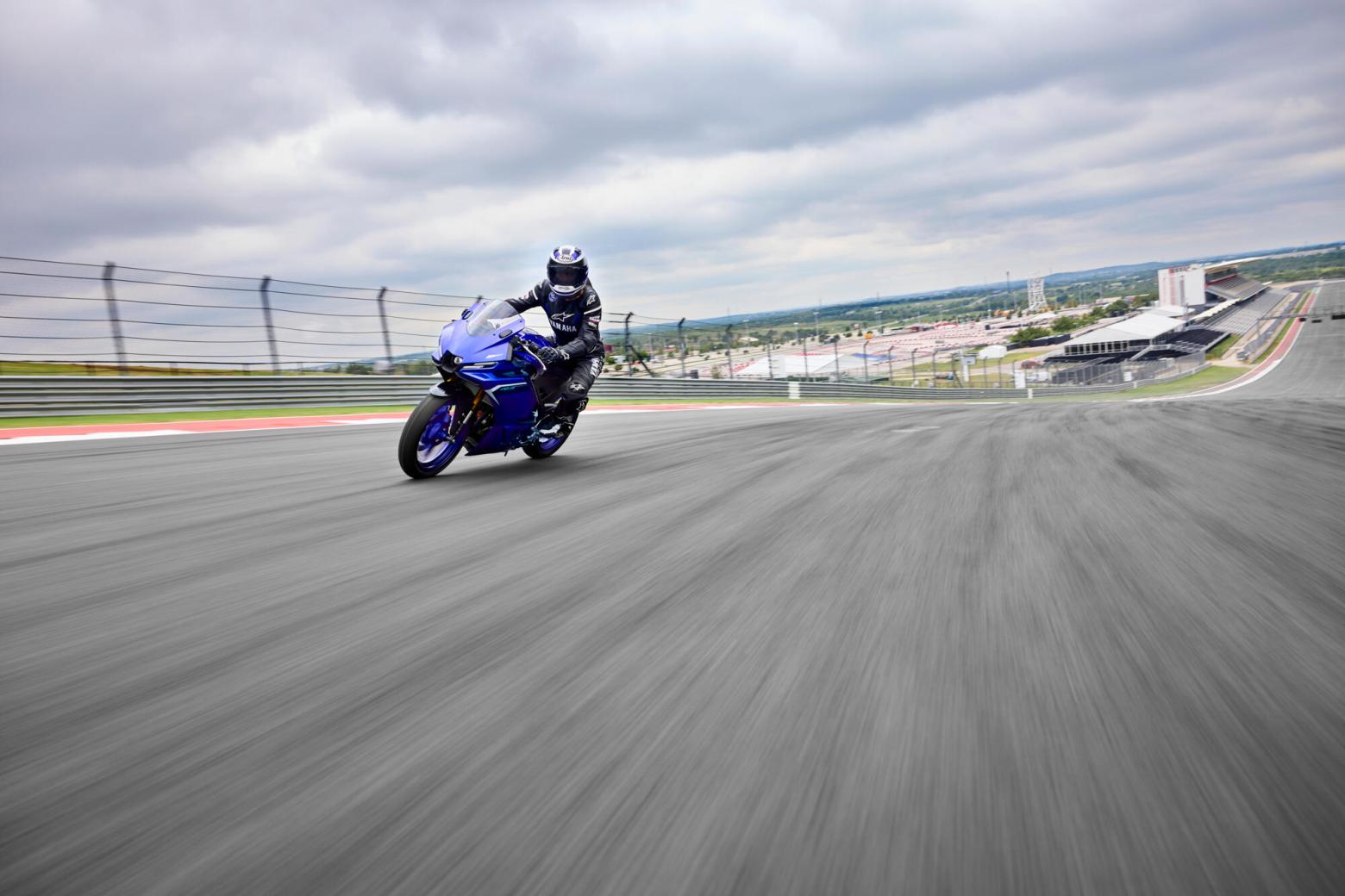 2025 Yamaha YFZ-R3  Motosiklet Özellikleri : 2025 Yamaha YFZ-R3  42hp Güç, 29.5nm. Tork, 195km/h Top Speed, 300cc Motor Hacmi,  Fiyat : Henüz Ülkemiz de Fiyatı Belli Değil, , 169kg Ağırlık, Anteriore: Freno idraulico a disco singolo, Ø298 mm Posteriore: Freno idraulico a disco singolo, Ø220 mm Fren, Anteriore: 110/70R17M/C 54H Tubeless Posteriore: 140/70R17M/C 66H Tubeless
