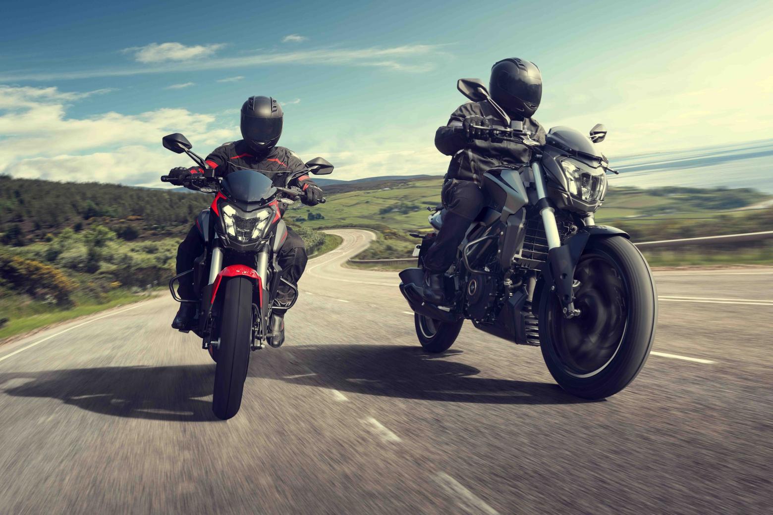 Bajaj Dominar D 250 Motosiklet Özellikleri : Bajaj Dominar D 250 27hp Güç, 23.5nm. Tork, 165km/h Top Speed, 250cc Motor Hacmi,  Fiyat : 172692TL Fiyat, , 180kg Ağırlık, Ön ve Arka ABS (Bybre Fren Kaliperleri) Fren, Ön - Arka(100/80-17 / 130/70-17)