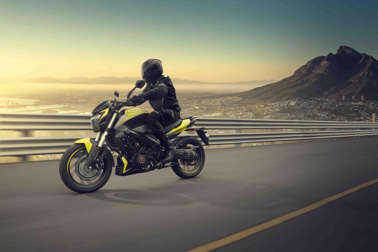 Bajaj Dominar D 250 Motosiklet Özellikleri : Bajaj Dominar D 250 27hp Güç, 23.5nm. Tork, 165km/h Top Speed, 250cc Motor Hacmi,  Fiyat : 172692TL Fiyat, , 180kg Ağırlık, Ön ve Arka ABS (Bybre Fren Kaliperleri) Fren, Ön - Arka(100/80-17 / 130/70-17)