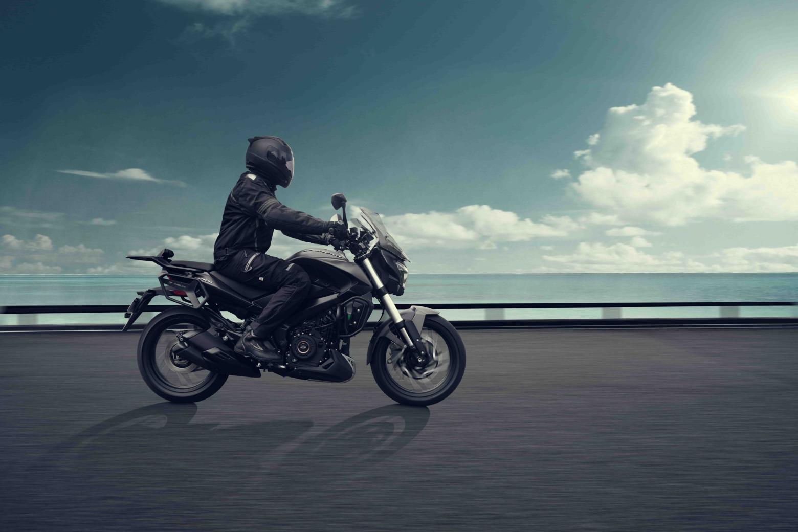 Bajaj Dominar D 400 Motosiklet Özellikleri : Bajaj Dominar D 400 40hp Güç, 35nm. Tork, 175km/h Top Speed, 400cc Motor Hacmi,  Fiyat : 232400TL Fiyat, , 192kg Ağırlık, Ön ve Arka ABS (Bybre Fren Kaliperleri) Fren, Ön - Arka(110/70-17 / 150/60-17)