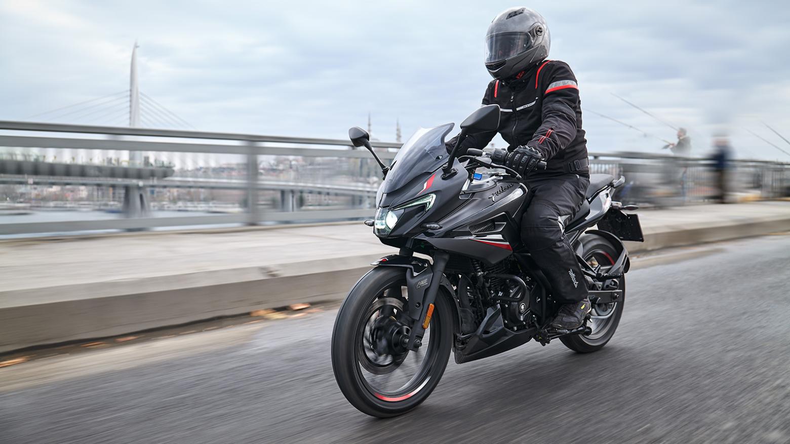 Bajaj Pulsar F 250 Motosiklet Özellikleri : Bajaj Pulsar F 250 22.5hp Güç, 21.5nm. Tork, 145km/h Top Speed, 250cc Motor Hacmi,  Fiyat : 159850TL Fiyat, , 164kg Ağırlık, Ön ve Arka ABS (Grimeca Kaliperler) Fren, Ön - Arka(100/80-17 52P - 130/70-17 62P)