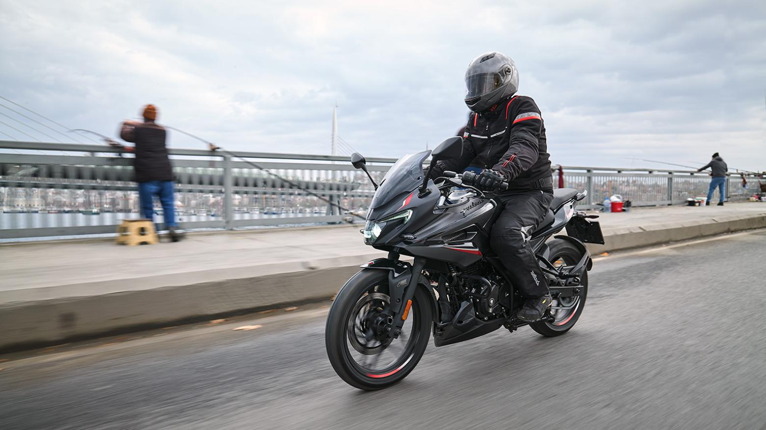 Bajaj Pulsar F 250 Motosiklet Özellikleri : Bajaj Pulsar F 250 22.5hp Güç, 21.5nm. Tork, 145km/h Top Speed, 250cc Motor Hacmi,  Fiyat : 159850TL Fiyat, , 164kg Ağırlık, Ön ve Arka ABS (Grimeca Kaliperler) Fren, Ön - Arka(100/80-17 52P - 130/70-17 62P)