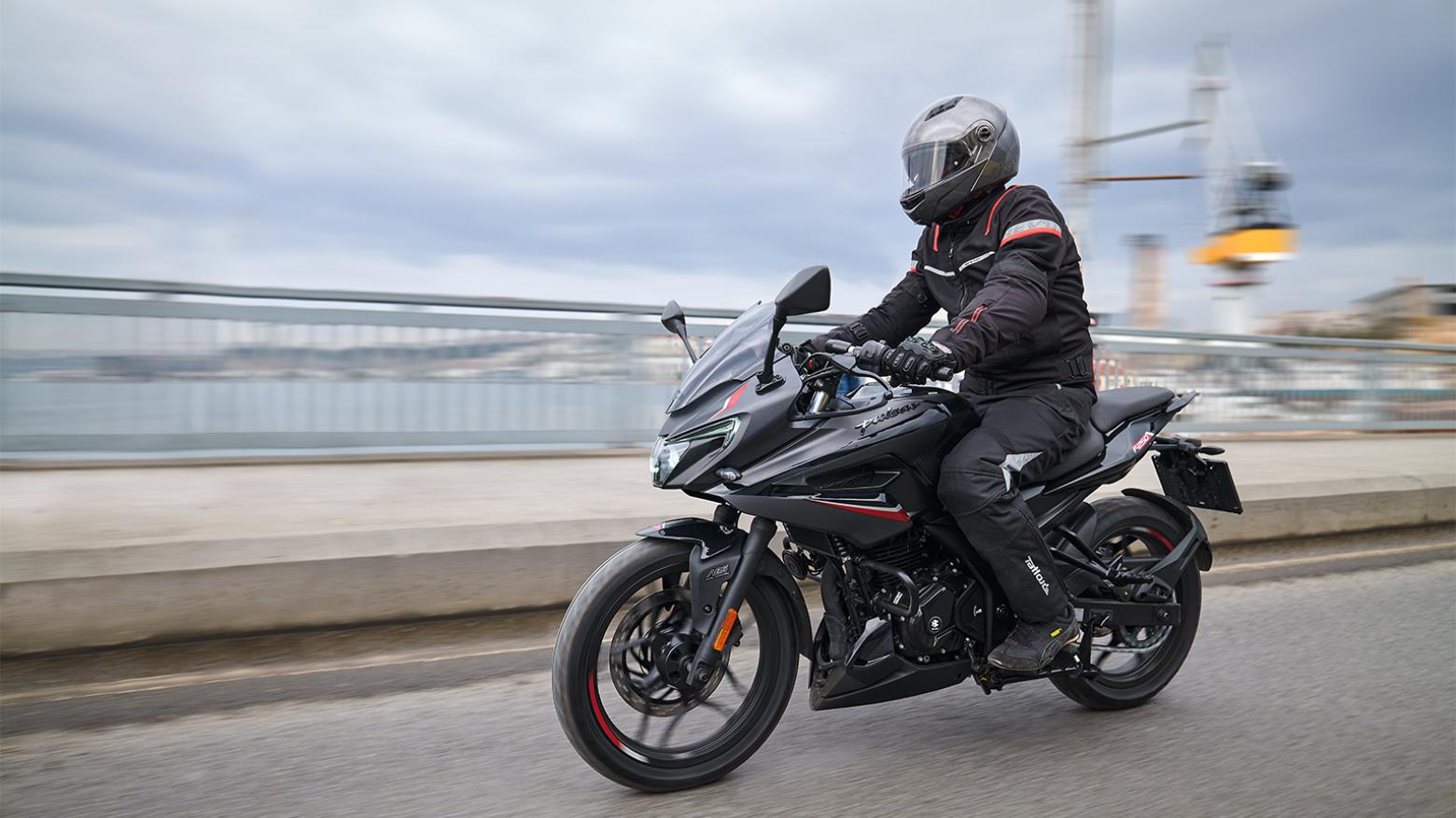 Bajaj Pulsar F 250 Motosiklet Özellikleri : Bajaj Pulsar F 250 22.5hp Güç, 21.5nm. Tork, 145km/h Top Speed, 250cc Motor Hacmi,  Fiyat : 159850TL Fiyat, , 164kg Ağırlık, Ön ve Arka ABS (Grimeca Kaliperler) Fren, Ön - Arka(100/80-17 52P - 130/70-17 62P)