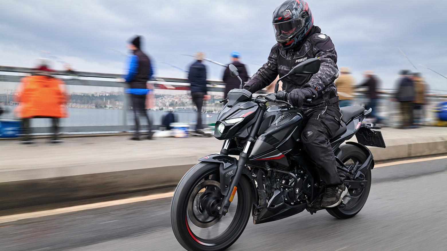 Bajaj Pulsar N 250 Motosiklet Özellikleri : Bajaj Pulsar N 250 22.5hp Güç, 21.5nm. Tork, 143km/h Top Speed, 250cc Motor Hacmi,  Fiyat : 155764TL Fiyat, , 164kg Ağırlık, Ön ve Arka ABS (Grimeca Kaliperler) Fren, Ön - Arka(100/80-17 52P -  130/70-17 62P)