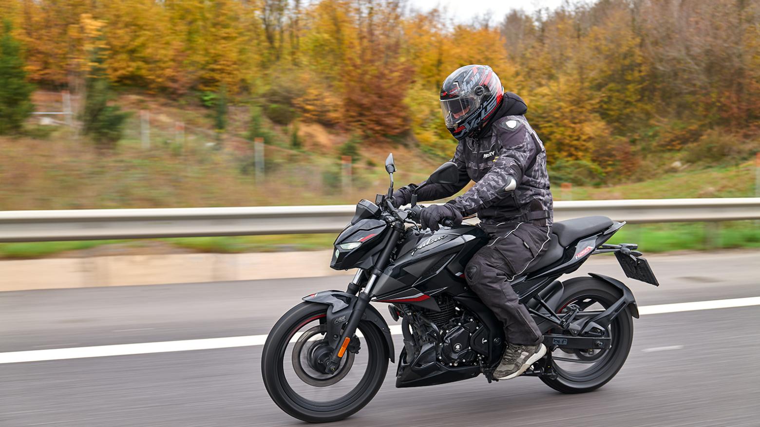 Bajaj Pulsar N 250 Motosiklet Özellikleri : Bajaj Pulsar N 250 22.5hp Güç, 21.5nm. Tork, 143km/h Top Speed, 250cc Motor Hacmi,  Fiyat : 155764TL Fiyat, , 164kg Ağırlık, Ön ve Arka ABS (Grimeca Kaliperler) Fren, Ön - Arka(100/80-17 52P -  130/70-17 62P)