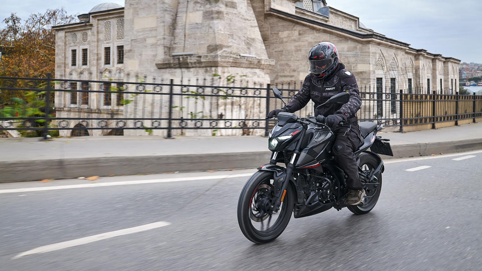 Bajaj Pulsar N 250 Motosiklet Özellikleri : Bajaj Pulsar N 250 22.5hp Güç, 21.5nm. Tork, 143km/h Top Speed, 250cc Motor Hacmi,  Fiyat : 155764TL Fiyat, , 164kg Ağırlık, Ön ve Arka ABS (Grimeca Kaliperler) Fren, Ön - Arka(100/80-17 52P -  130/70-17 62P)