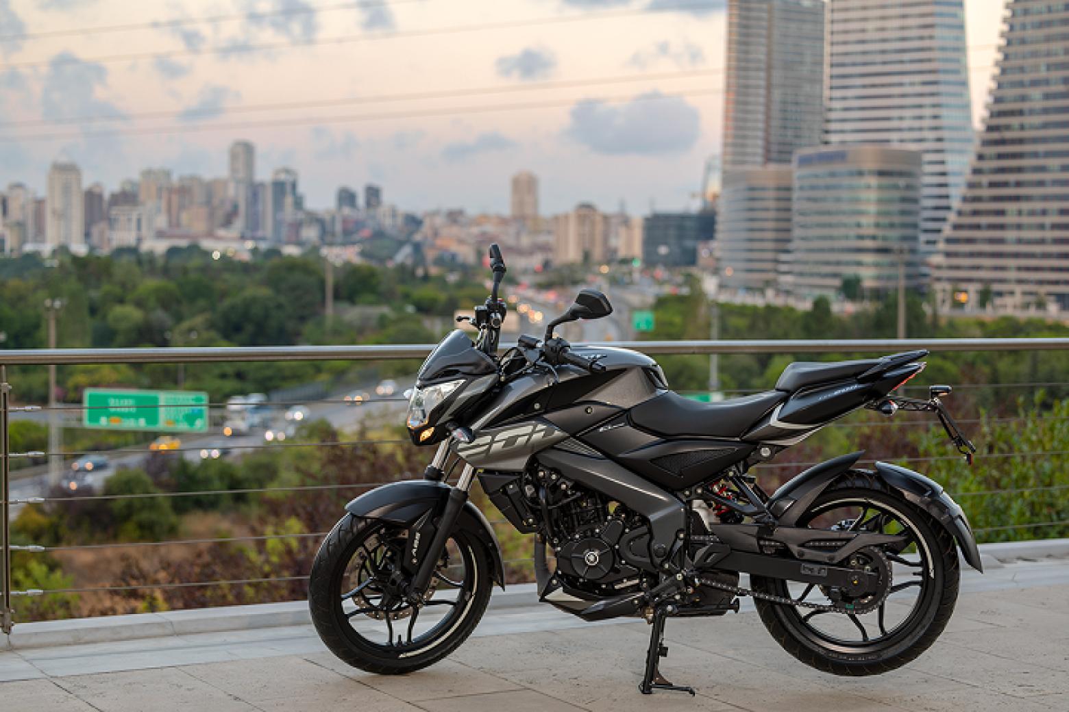 Bajaj Pulsar NS 200 Motosiklet Özellikleri : Bajaj Pulsar NS 200 24.4hp Güç, 18.3nm. Tork, 145km/h Top Speed, 200cc Motor Hacmi,  Fiyat : 149000TL Fiyat, , 158kg Ağırlık, Ön ve Arka ABS (Bybre Fren Kaliperleri) Fren, Ön - Arka(100/80-17 - 130/70-17)