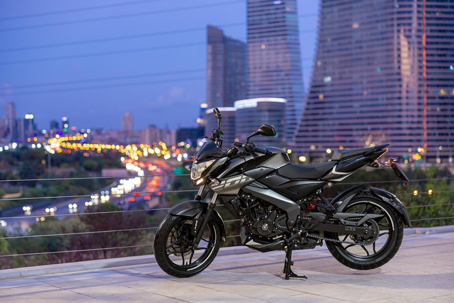 Bajaj Pulsar NS 200 Motosiklet Özellikleri : Bajaj Pulsar NS 200 24.4hp Güç, 18.3nm. Tork, 145km/h Top Speed, 200cc Motor Hacmi,  Fiyat : 149000TL Fiyat, , 158kg Ağırlık, Ön ve Arka ABS (Bybre Fren Kaliperleri) Fren, Ön - Arka(100/80-17 - 130/70-17)