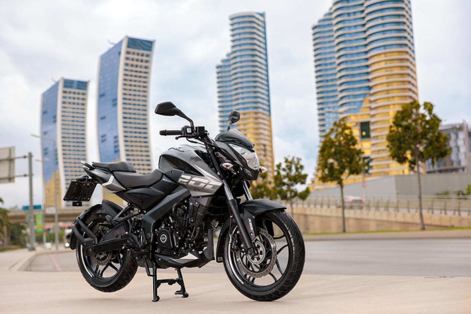 Bajaj Pulsar NS 200 Motosiklet Özellikleri : Bajaj Pulsar NS 200 24.4hp Güç, 18.3nm. Tork, 145km/h Top Speed, 200cc Motor Hacmi,  Fiyat : 149000TL Fiyat, , 158kg Ağırlık, Ön ve Arka ABS (Bybre Fren Kaliperleri) Fren, Ön - Arka(100/80-17 - 130/70-17)