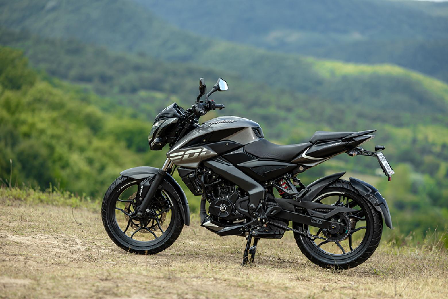 Bajaj Pulsar NS 200 Motosiklet Özellikleri : Bajaj Pulsar NS 200 24.4hp Güç, 18.3nm. Tork, 145km/h Top Speed, 200cc Motor Hacmi,  Fiyat : 149000TL Fiyat, , 158kg Ağırlık, Ön ve Arka ABS (Bybre Fren Kaliperleri) Fren, Ön - Arka(100/80-17 - 130/70-17)