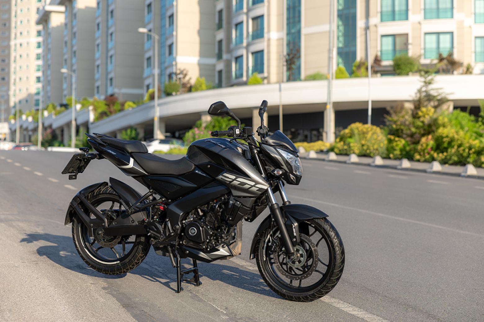 Bajaj Pulsar NS 200 Motosiklet Özellikleri : Bajaj Pulsar NS 200 24.4hp Güç, 18.3nm. Tork, 145km/h Top Speed, 200cc Motor Hacmi,  Fiyat : 149000TL Fiyat, , 158kg Ağırlık, Ön ve Arka ABS (Bybre Fren Kaliperleri) Fren, Ön - Arka(100/80-17 - 130/70-17)