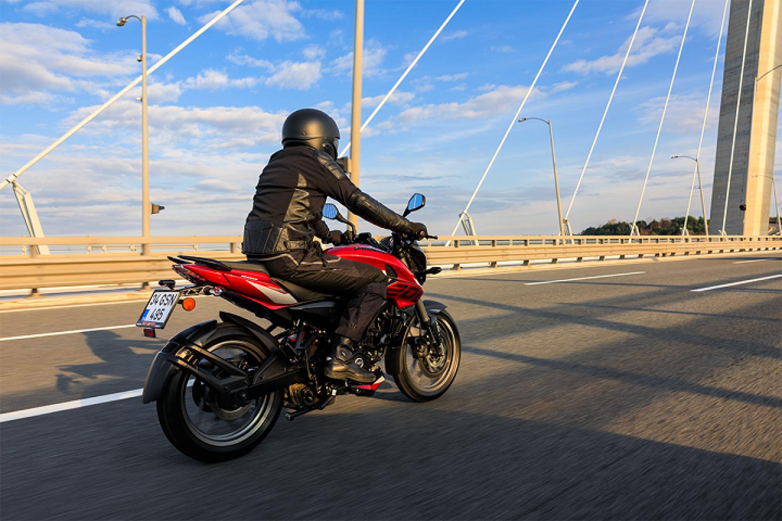 Bajaj Pulsar NS 200 UG Motosiklet Özellikleri : Bajaj Pulsar NS 200 UG 24.5hp Güç, 18.7nm. Tork, 145km/h Top Speed, 200cc Motor Hacmi,  Fiyat : 153500TL Fiyat, , 160kg Ağırlık, Disk - Disk ABS Fren, 100/80-17 - 130/70-17