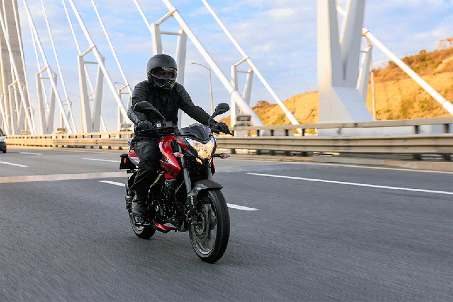 Bajaj Pulsar NS 200 UG Motosiklet Özellikleri : Bajaj Pulsar NS 200 UG 24.5hp Güç, 18.7nm. Tork, 145km/h Top Speed, 200cc Motor Hacmi,  Fiyat : 153500TL Fiyat, , 160kg Ağırlık, Disk - Disk ABS Fren, 100/80-17 - 130/70-17