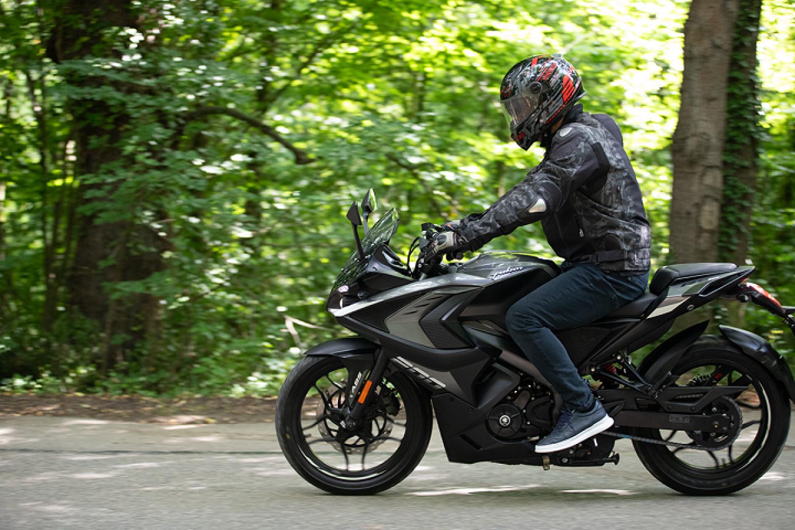 Bajaj Pulsar RS 200 Motosiklet Özellikleri : Bajaj Pulsar RS 200 24.4hp Güç, 18.3nm. Tork, 146km/h Top Speed, 200cc Motor Hacmi,  Fiyat : 158200TL Fiyat, , 154kg Ağırlık, Ön ve Arka ABS (Bybre Fren Kaliperleri) Fren, Ön - Arka(100/80-17 -  130/70-17)