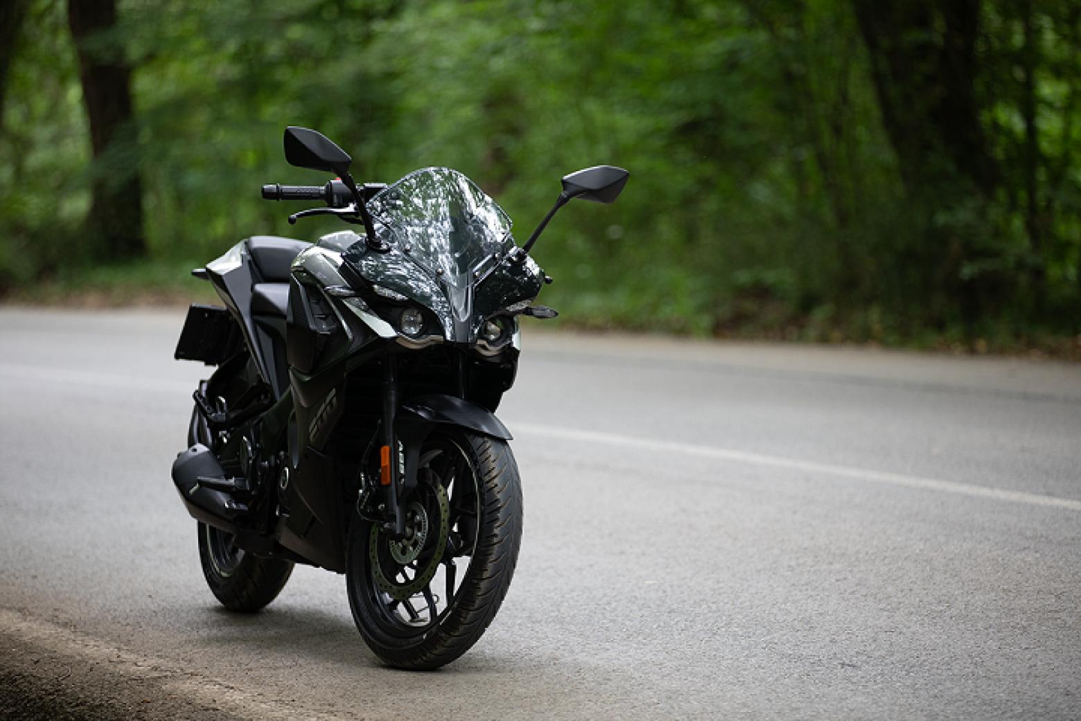 Bajaj Pulsar RS 200 Motosiklet Özellikleri : Bajaj Pulsar RS 200 24.4hp Güç, 18.3nm. Tork, 146km/h Top Speed, 200cc Motor Hacmi,  Fiyat : 158200TL Fiyat, , 154kg Ağırlık, Ön ve Arka ABS (Bybre Fren Kaliperleri) Fren, Ön - Arka(100/80-17 -  130/70-17)