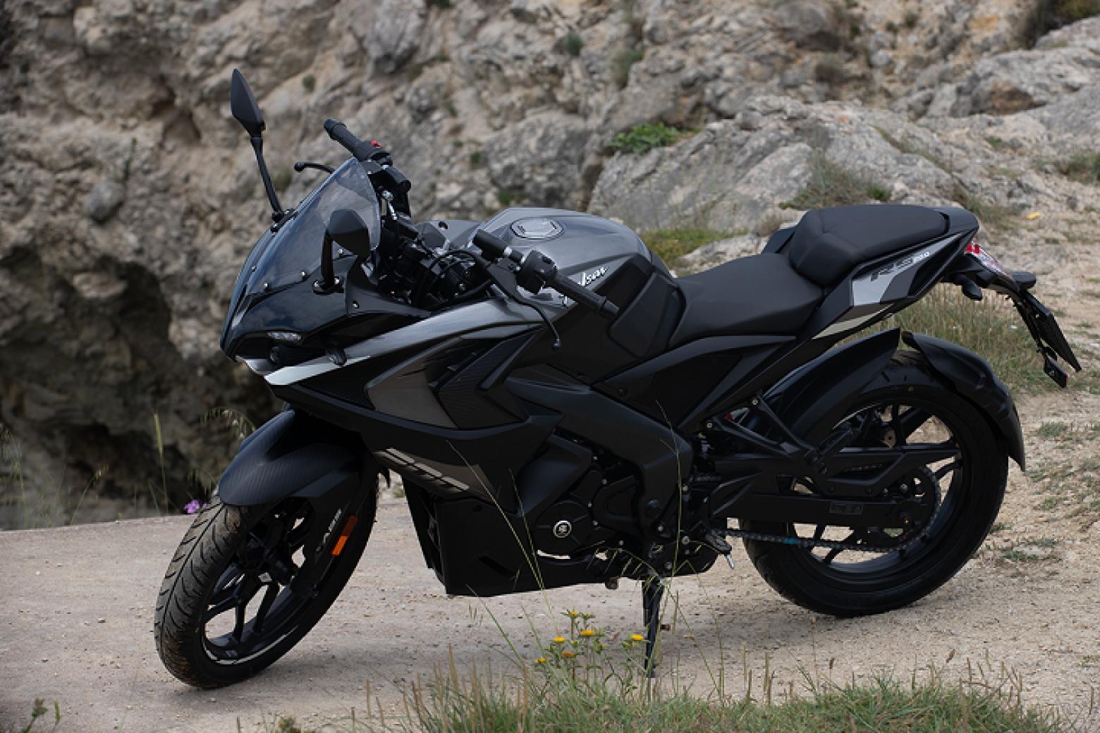 Bajaj Pulsar RS 200 Motosiklet Özellikleri : Bajaj Pulsar RS 200 24.4hp Güç, 18.3nm. Tork, 146km/h Top Speed, 200cc Motor Hacmi,  Fiyat : 158200TL Fiyat, , 154kg Ağırlık, Ön ve Arka ABS (Bybre Fren Kaliperleri) Fren, Ön - Arka(100/80-17 -  130/70-17)