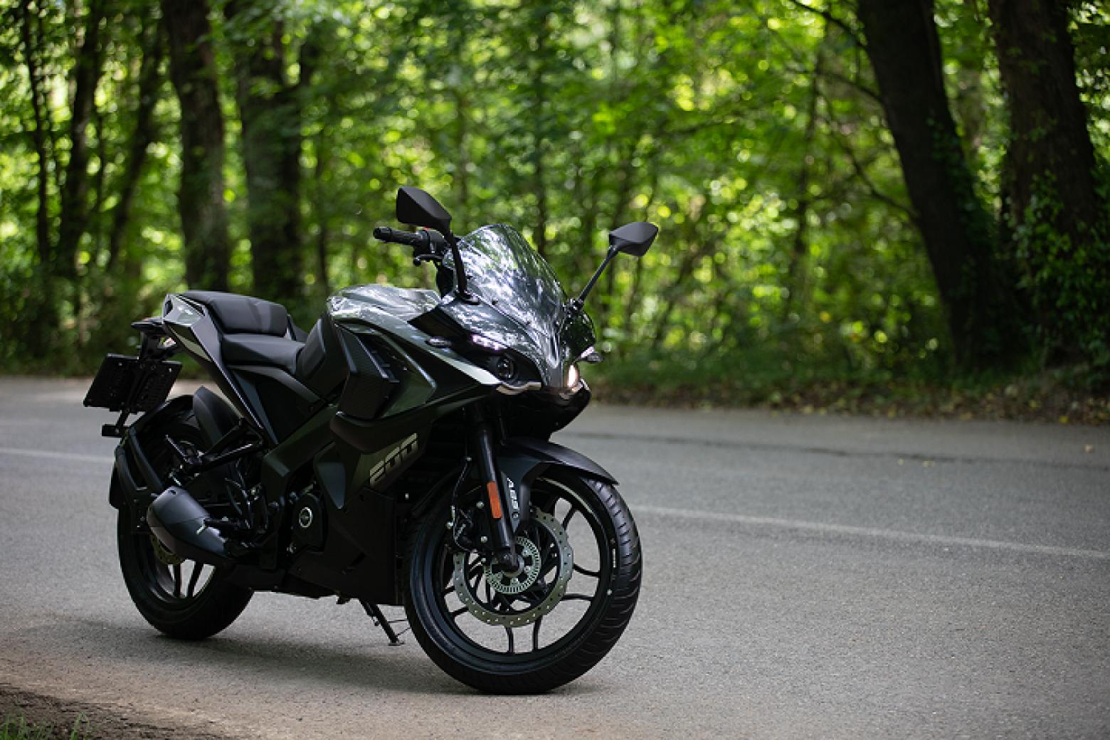Bajaj Pulsar RS 200 Motosiklet Özellikleri : Bajaj Pulsar RS 200 24.4hp Güç, 18.3nm. Tork, 146km/h Top Speed, 200cc Motor Hacmi,  Fiyat : 158200TL Fiyat, , 154kg Ağırlık, Ön ve Arka ABS (Bybre Fren Kaliperleri) Fren, Ön - Arka(100/80-17 -  130/70-17)
