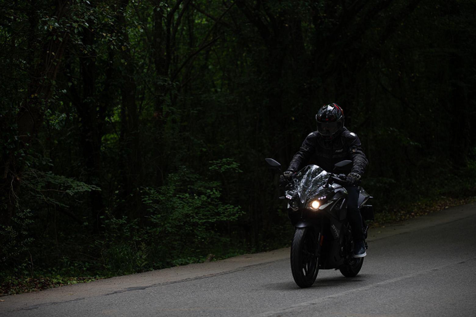 Bajaj Pulsar RS 200 Motosiklet Özellikleri : Bajaj Pulsar RS 200 24.4hp Güç, 18.3nm. Tork, 146km/h Top Speed, 200cc Motor Hacmi,  Fiyat : 158200TL Fiyat, , 154kg Ağırlık, Ön ve Arka ABS (Bybre Fren Kaliperleri) Fren, Ön - Arka(100/80-17 -  130/70-17)