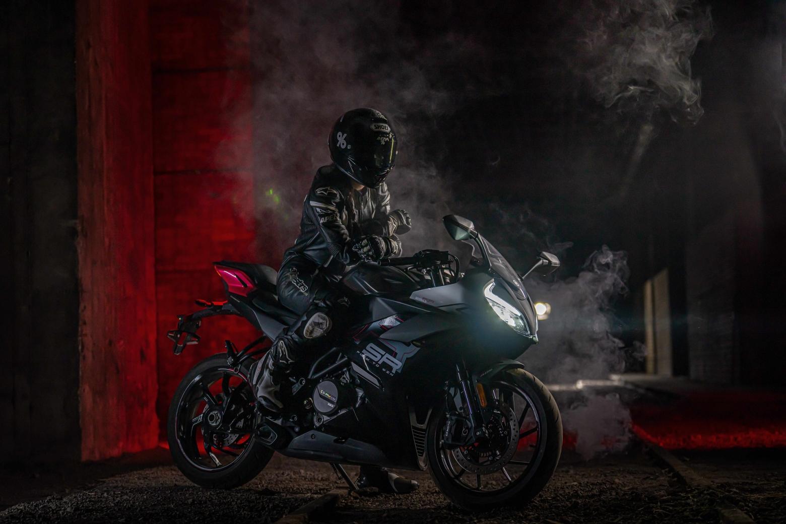 CF MOTO 250SR Motosiklet Özellikleri : CF MOTO 250SR 28hp Güç, 22nm. Tork, 160km/h Top Speed, 250cc Motor Hacmi,  Fiyat : 157873TL Fiyat, , 165kg Ağırlık, Ön 292mm disk 4 pistonlu kaliper, Arka 220mm disk tek pistonlu kaliper ABS (CF MOTO kaliperler) Fren, 110/70-17 ön, 140/60-17 arka lastik ebatları