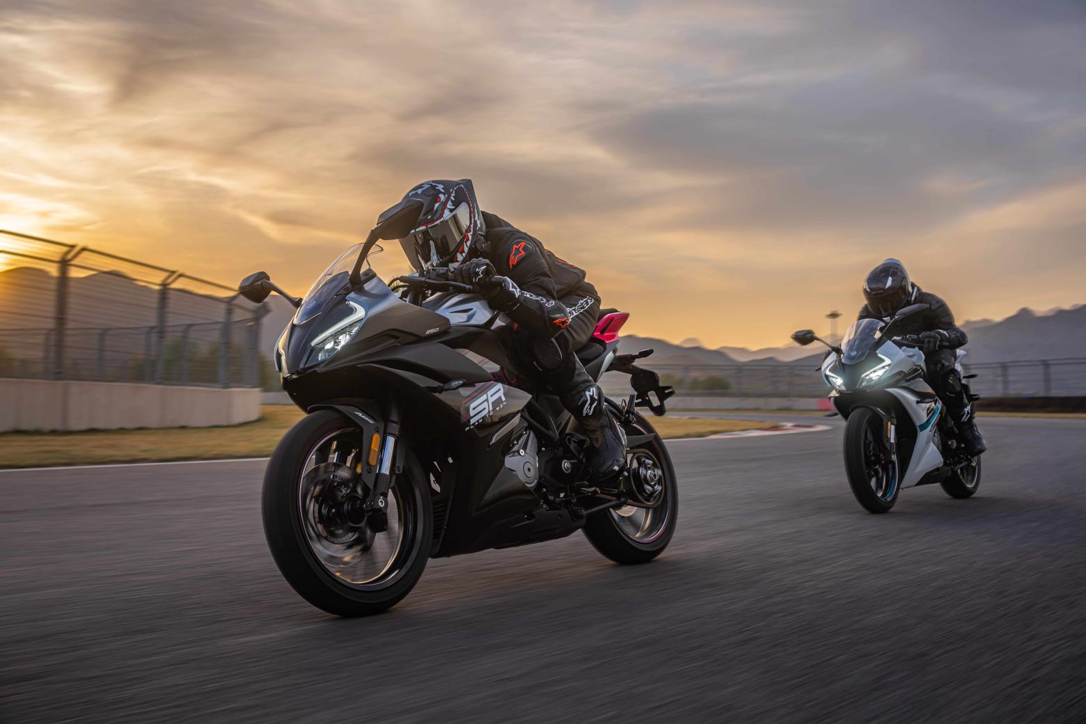 CF MOTO 250SR Motosiklet Özellikleri : CF MOTO 250SR 28hp Güç, 22nm. Tork, 160km/h Top Speed, 250cc Motor Hacmi,  Fiyat : 157873TL Fiyat, , 165kg Ağırlık, Ön 292mm disk 4 pistonlu kaliper, Arka 220mm disk tek pistonlu kaliper ABS (CF MOTO kaliperler) Fren, 110/70-17 ön, 140/60-17 arka lastik ebatları