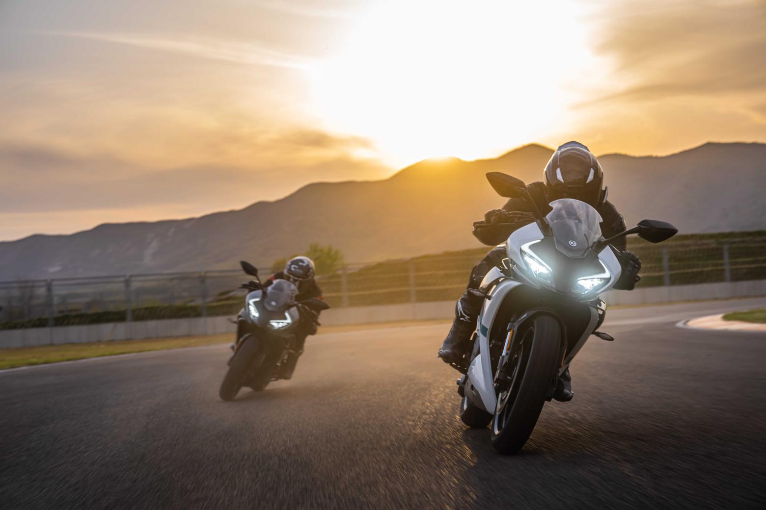 CF MOTO 250SR Motosiklet Özellikleri : CF MOTO 250SR 28hp Güç, 22nm. Tork, 160km/h Top Speed, 250cc Motor Hacmi,  Fiyat : 157873TL Fiyat, , 165kg Ağırlık, Ön 292mm disk 4 pistonlu kaliper, Arka 220mm disk tek pistonlu kaliper ABS (CF MOTO kaliperler) Fren, 110/70-17 ön, 140/60-17 arka lastik ebatları