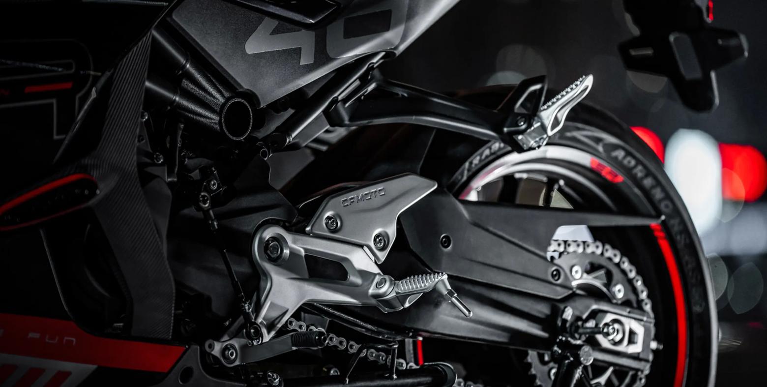 CF MOTO 450 SR Motosiklet Özellikleri : CF MOTO 450 SR 50hp Güç, 39nm. Tork, 223km/h Top Speed, 450cc Motor Hacmi,  Fiyat : 372783TL Fiyat, , 152kg Ağırlık, Ön Arka Disk Abs Brembo Kaliper) Fren, 110/70-R17 M/C 54S / 150/60-R17 M/C 63S