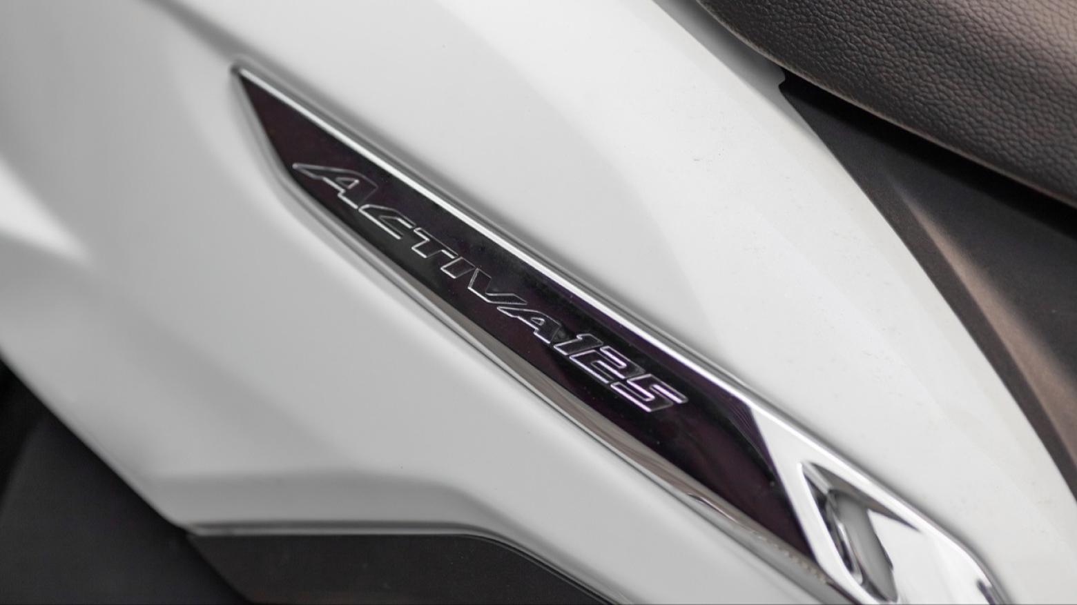 Honda Activa 125 Motosiklet Özellikleri : Honda Activa 125 10hp Güç, 8.2nm. Tork, 100km/h Top Speed, 125cc Motor Hacmi,  Fiyat : 107750TL Fiyat, , 108kg Ağırlık, 190 mm Disk / 130 mm Kampana Fren, 90/90-12 54J / 90/100-10 53J